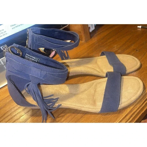 Ugg koolaburra Women’s 11 Blue Suede Ankle Strap Tassel Back Zip NWOT - Picture 1 of 8